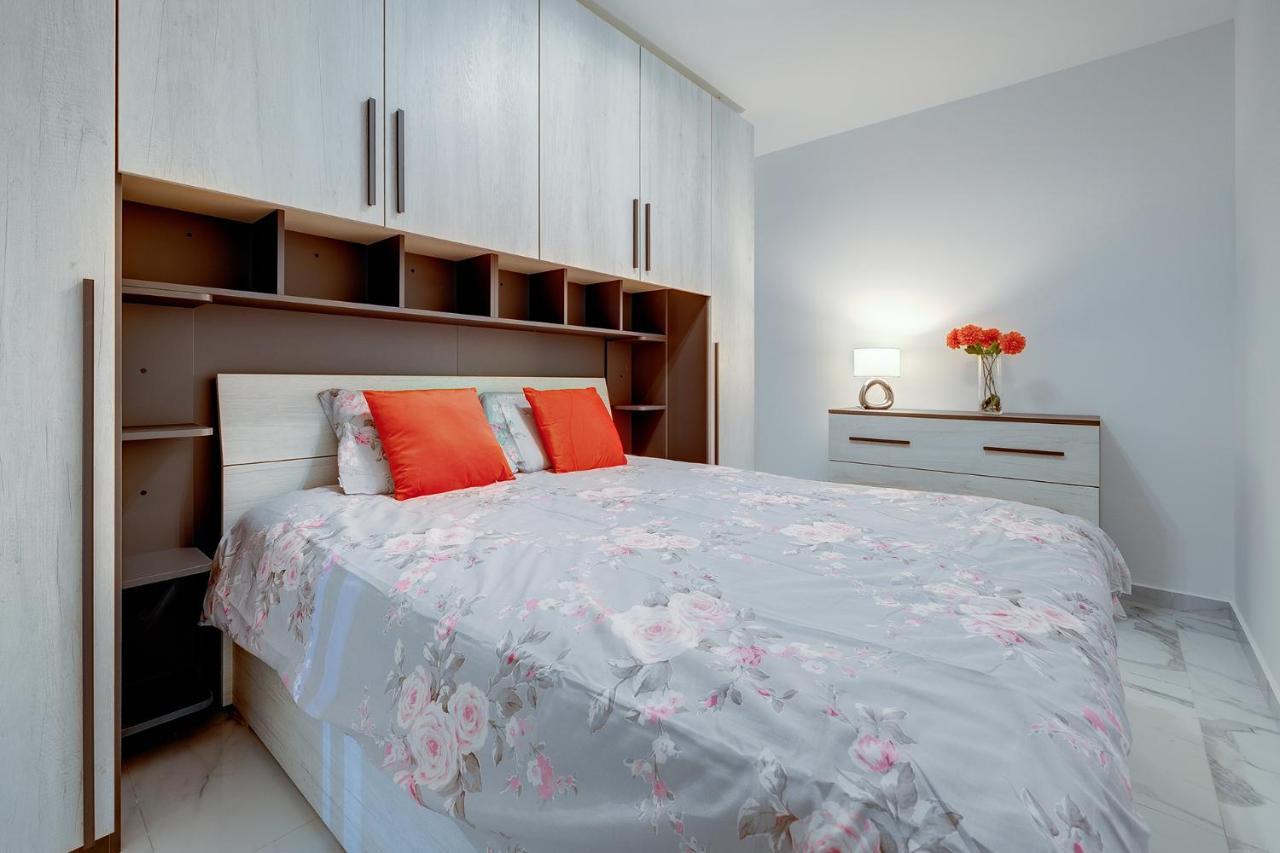 Splendid 2Br Apartment, Steps To St Georges Bay Saint Julian's Exterior photo