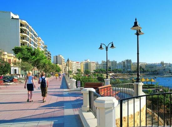 Splendid 2Br Apartment, Steps To St Georges Bay Saint Julian's Exterior photo